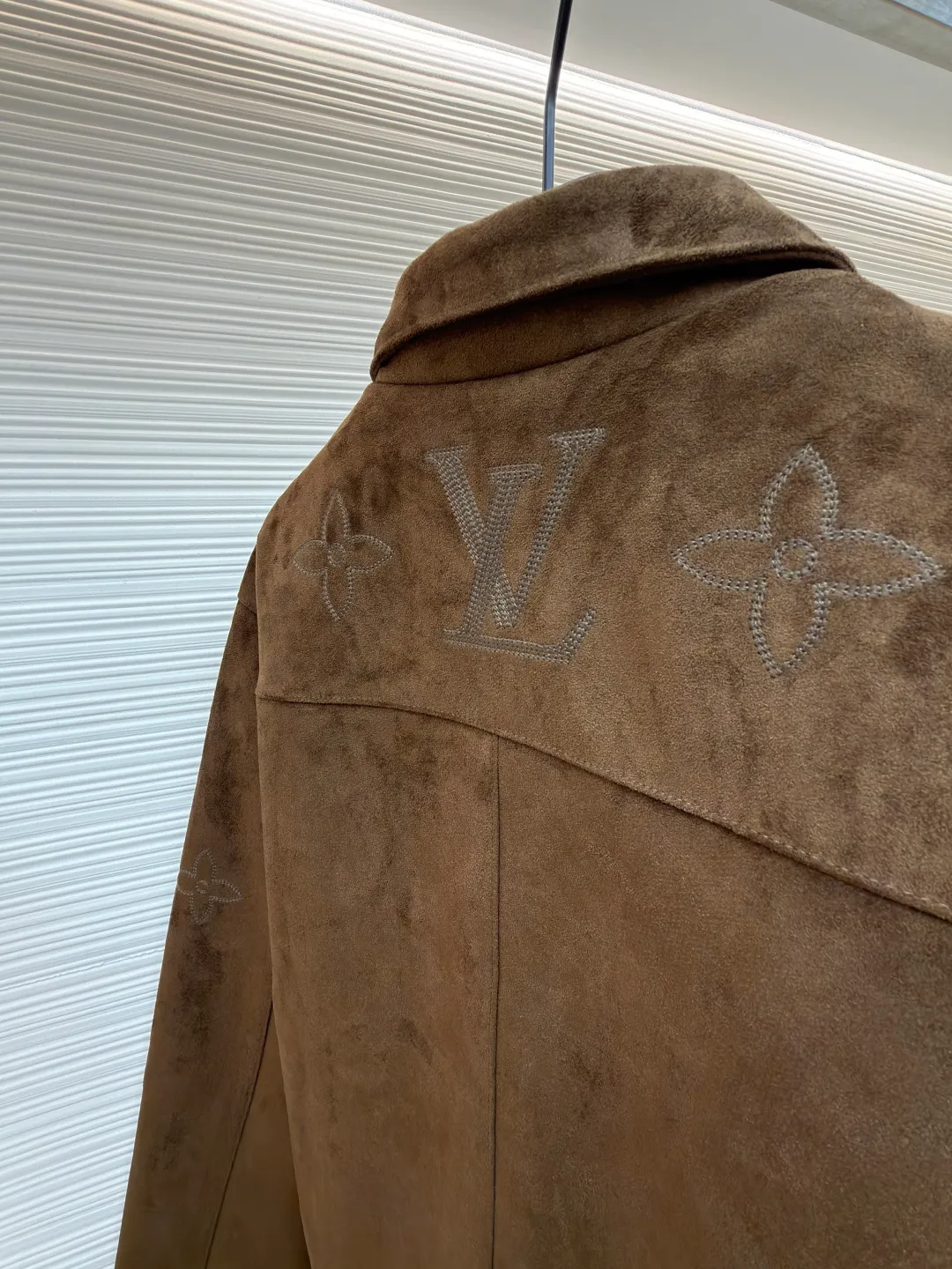 LOUIS VUITTON embroidered suede long-sleeved jacket shirt ●Original version: purchased and developed by 36622 ●Item number: 1682040-C20 ●Material: suede fabric ●Technology: embroidery production ●Color: brown ●Type: fitted version ●Weight: about 1420 grams ●Size: 48-50-52-54 ●Description: Customized original buttons With its elegant tones and exquisite anti-velvet material, it provides a perfect choice for urban elites. The simple design language contains the calmness and restraint of business people, making you feel comfortable in any occasion. The overall wiring is straight and delicate, the fabric is comfortable and soft, and the color is consistent without color difference. It can be matched with the same style to create a fashionable look and control various occasions. Customized accessories, complete with three standards, same style for men and women!